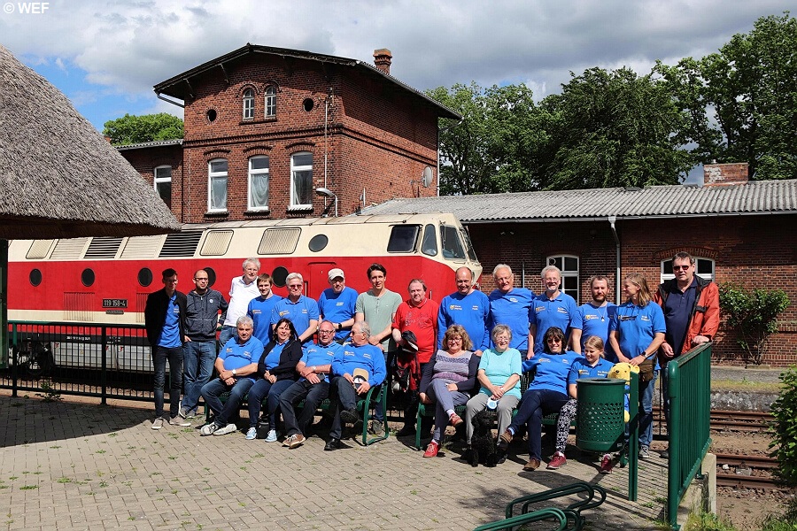 Gruppenfoto mit Sonderzug in Krakow am See