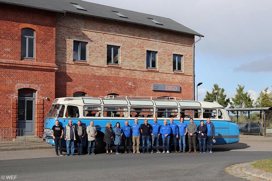 Gruppenfoto mit Ikarus 55 vorm Bahnhof Penzlin