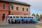 Gruppenfoto mit Ikarus 55 vorm Bahnhof Penzlin